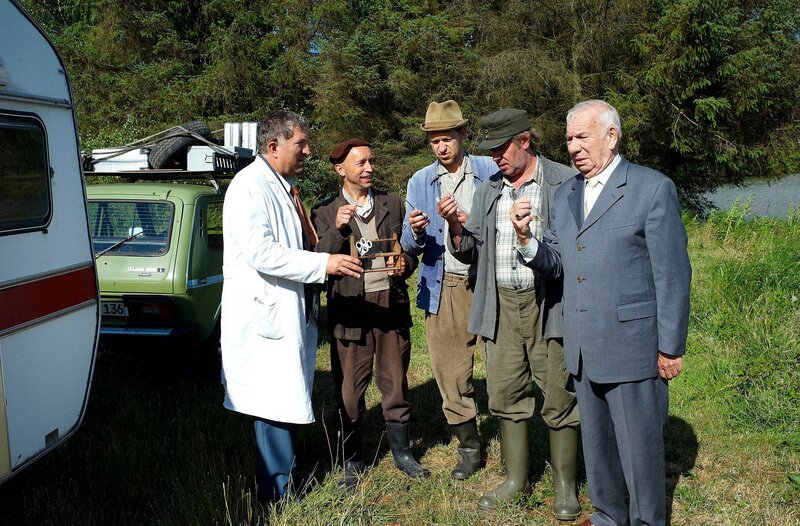 NDR Fernsehen NEUES AUS BÜTTENWARDER, „Vatertag“. Für den Vaterschaftstest geben Kuno, Adsche, Brakelmann und Schönbiehl je ein Haar ins Regenzglas. v.l.n.r.: Dr. Rufus Kloppstedt (Veit Stübner), Kuno (Sven Walser), Adsche (Peter Heinrich Brix), Kurt Brakelmann (Jan Fedder), Bürgermeister Schönbiehl (Günter Kütemeyer). – Bild: NDR/​Sandra Hoever