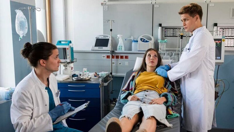 Antonia Menzel (Anna Overdiek, M.) ist sich sicher einen Herzinfarkt zu haben. Die Assistenzärzte Tom Zondek (Tilman Pörzgen, r.) und Mikko Rantala (Luan Gummich, M.), sind sich einig. Die Patientin hat recht. – Bild: ARD/​Jens-Ulrich Koch