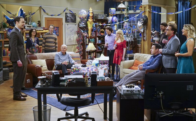 „The Big Bang Theory“, „Lebe lang und in Frieden.“ Eigentlich ist es Sheldon zutiefst zuwider, seinen Geburtstag zu feiern. Als Kind haben ihn die Freunde seiner Zwillingsschwester bei solchen Anlässen immer furchtbar aufgezogen. Im Alter von sechs Jahren hat er zum Beispiel den ganzen Tag auf das versprochene Erscheinen von ‚Bateman‘ gewartet, der aber nie aufgetaucht ist. Als Sheldon jedoch mitbekommt, wie wichtig es Amy wäre, dass er sich von seinen Freunden feiern lässt, stimmt er wohl oder übel zu und scheint dies auch nicht weiter bereuen zu müssen. Im Bild (v.li.): Jim Parsons (Sheldon Cooper), Sara Gilbert (Leslie), Kevin Susman (Stuart), Adam West (Adam West), Simon Helberg (Howard Wolowitz), Melissa Rauch (Bernadette Rostenkowski-Wolowitz), John Ross Bowie (Barry Kripke), Wil Wheaton (Wil Wheaton), Johnny Galecki (Leonard Hofstadter), Kaley Cuoco (Penny). – Bild: HBOH