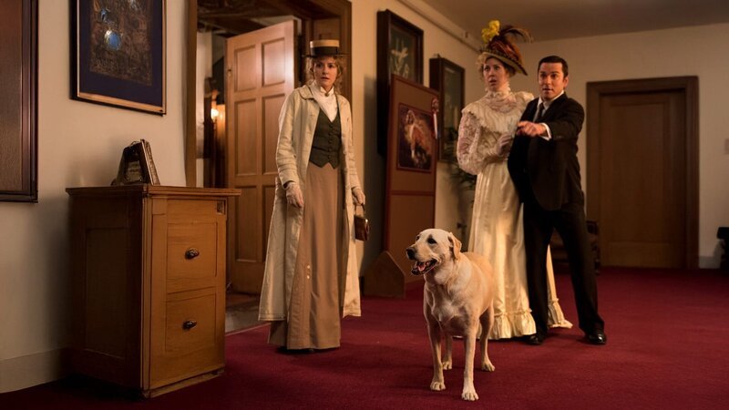 L-R: Julia Ogden (Helene Joy), Edna Bergman (Jane Sowerby) und William Murdoch (Yannick Bisson) – Bild: Shaftesbury