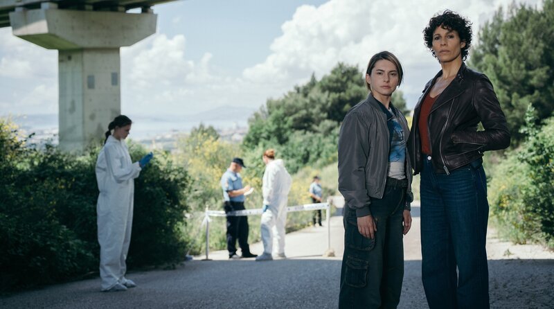 Valessa Matkovic (Romina Küper, vorne li.) und Stascha Novak (Jasmin Gerat, vorne re.) am Tatort. – Bild: ARD Degeto Film/​Sinisa Glogoski