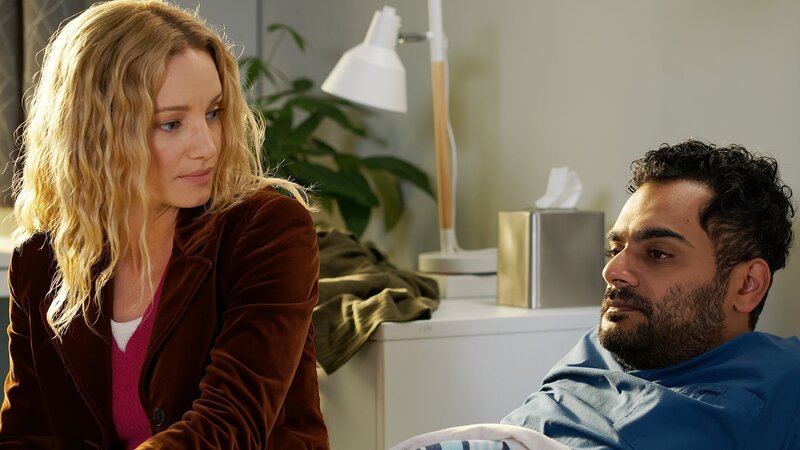 Haben privat wieder zueinander gefunden: Laurence Leboeuf als Magalie Leblanc, Hamza Haq als Bashir Hamed. – Bild: SRF/​NBC