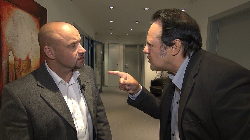 Nicolas Schäfer (l.) ist geschockt: Sein Mitarbeiter und Freund Jürgen Kuhl hat ihn seit Jahren betrogen und Gelder aus dem Büro veruntreut. Die Lage spitzt sich dramatisch zu, als Nicolas Frau verschwindet. – Bild: VOX