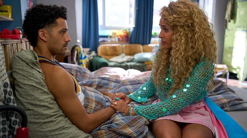 Yannik (Rojan Juan Barani, l.) macht sich Sorgen, weil er eine Pille genommen hat, von der er nicht weiß, wie sie wirkt. Nachbarin Sam (Natasha Kimberly, r.) versucht ihn zu beruhigen. – Bild: ZDF und Frank Dicks