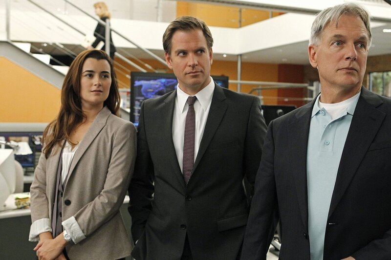 Ermitteln in einem neuen Fall: Gibbs (Mark Harmon, r.), DiNozzo (Michael Weatherly, M.) und Ziva (Cote de Pablo, l.) … – Bild: PLURIMEDIA (CBS /​ Sonja Flemming)