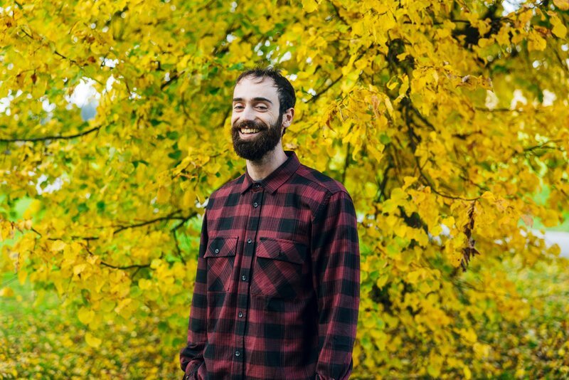 Gabriel Mair (Buonomemes) posiert für ein Foto während des Kabaretts von ServusTV „Beim Kammerhofer“ (Pilotfolge) mit Walter Kammerhofer in der Hofbühne Tegernbach in Bad Schallerbach, Österreich am 14. Oktober 2025. – Bild: www.redbullmediahouse.com /​ ServusTV /​ Johannes Jank