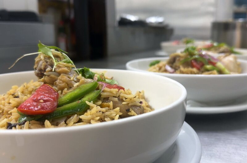 Pilaw-Reis vereint die gesamte Gewürzvielfalt Sansibars. – Bild: ARTE F /​ Elephant Doc