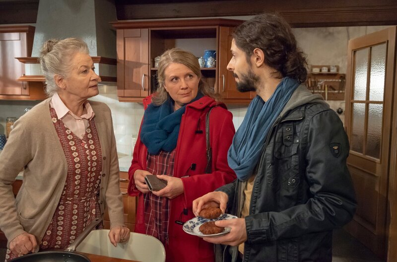 Johanna (Ursula Cantieni, li.) bittet zusammen mit Evelyn Riedle (Catharina Kottmeier, Mi.) Albert (Alessio Hirschkorn, re.) ein Handy zu reparieren. – Bild: SWR/​Alexander Kluge