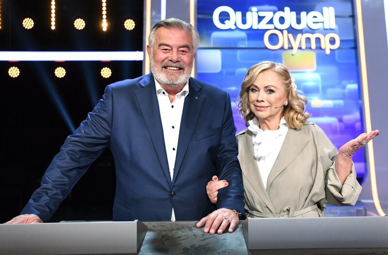 Die Kandidat:innen des Teams „Oranje“: Harry Wijnvoord (l.), Moderator und Marijke Amado (r.), Moderatorin. – Bild: ARD/​Uwe Ernst