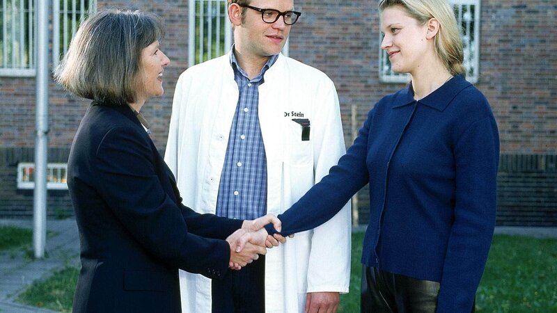 Jutta (Claudia Loerding, li.) wünscht Blondie (Victoria Madincea, re.) alles Gute für ihr Leben in der Freiheit (Mi. Atto Suttarp als Dr. Stein). – Bild: RTL