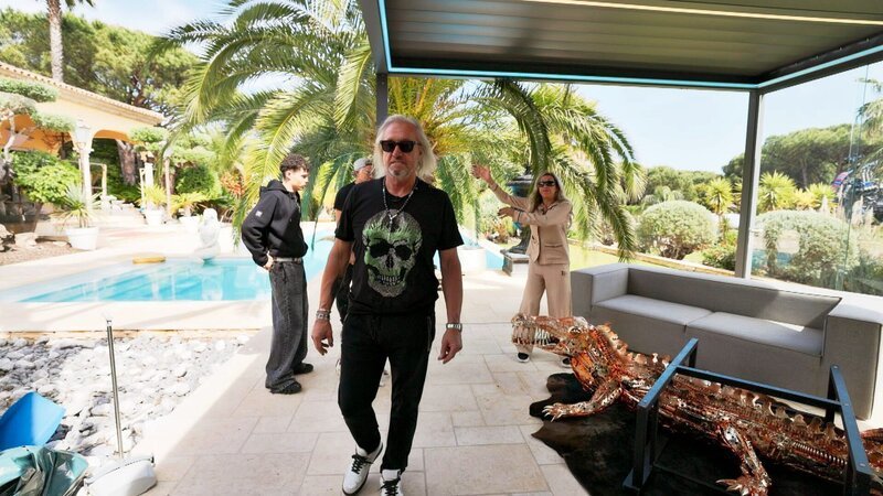 S24E25: In 15 Jahren „Die Geissens“ gab es so etwas noch nie: Carmen bekommt einen Schreianfall und legt sich mit Robert an. Der gerät in Panik, doch Carmen möchte nur ihre geliebte Tischplatte vor Roberts Ideen sichern. – Bild: RTLZWEI