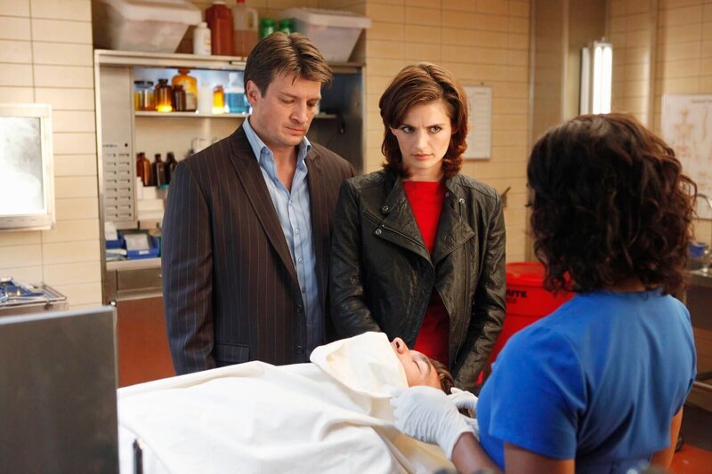 Ist die Leiche in der Gerichtsmedizin wirklich die von Steven Fletcher? Beckett (Stana Katic, M.) und Castle (Nathan Fillion, l.) hoffen, dass ihnen Lanie Parish (Tamala Jones, r.) die Frage beantworten kann. – Bild: ABC/​KAREN NEAL /​ Marlyse Press Photo/​MPP