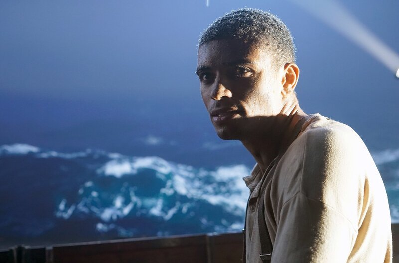 Eine tragische Odyssee: Lionels (Jeremias Amoore in einer Nachstellung) Schiff gerät in die Wirren des Zweiten Weltkriegs, wird beschossen und sinkt – Lionel landet zunächst in italienischer Gefangenschaft und wird später deportiert. – Bild: Stefanie Daubek