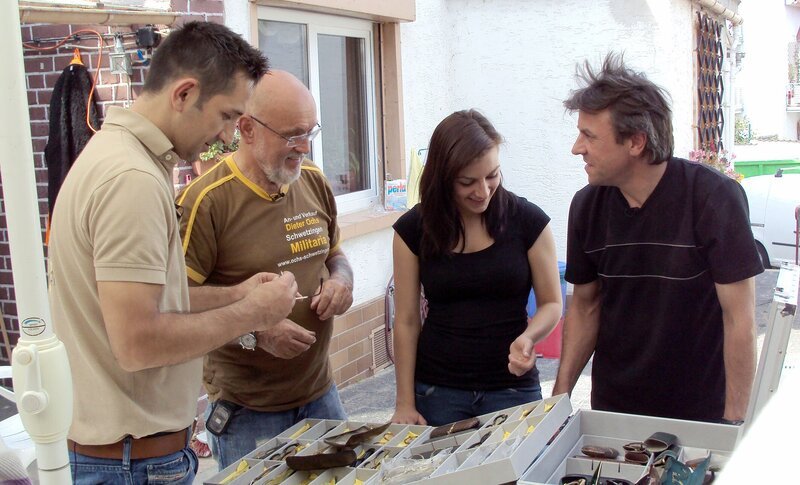 Ein Antiquitäten-Händler bietet sage und schreibe 1.500 Euro für die antike Brillen-Sammlung. Doch der Verkauf platzt, denn der Branisa will mindestens 6.800 Euro dafür haben. Für Mauro beginnt ein harter Kampf! – Bild: RTL II