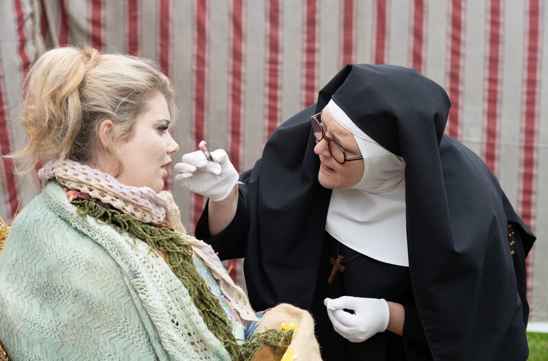 v.l. Grace Pearson (Danielle Phillips) und Sister Boniface (Lorna Watson) – Bild: WDR/​BBC Studios/​Gary Moyes