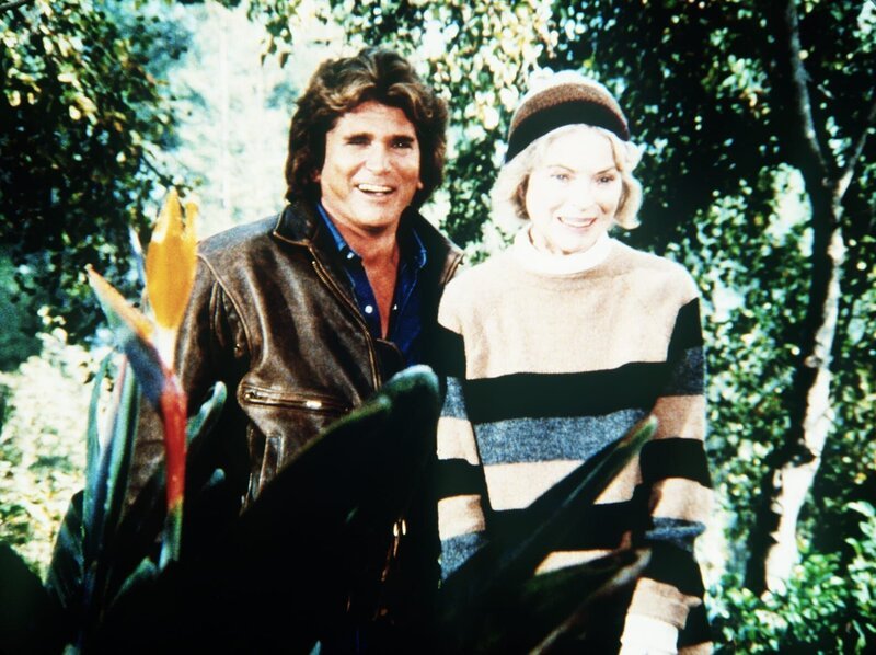 Jane (Dorothy McGuire, r.), die ihren früheren Mann nicht wiedererkennt, versteht sich mit Jonathan (Michael Landon, l.) ausgezeichnet. – Bild: Worldvision Enterprises, Inc.