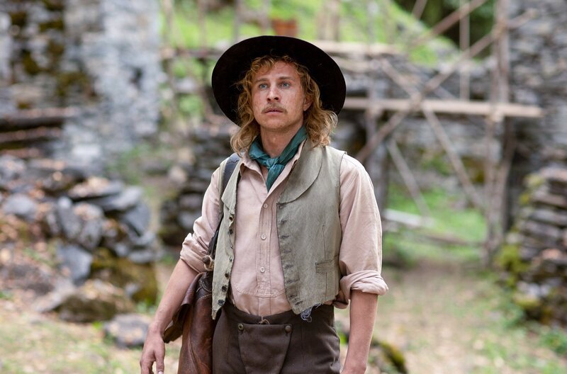 Als der Musikant Rico (Max Hubacher) auftaucht und mit seinem Akkordeon Elsies Sehnsucht nach Musik und Selbstbestimmung weiter entfacht, gerät die fragile Ordnung von Jakobs und Elsies Leben ins Wanken. – Bild: Turnus/​Sava Hlavacek