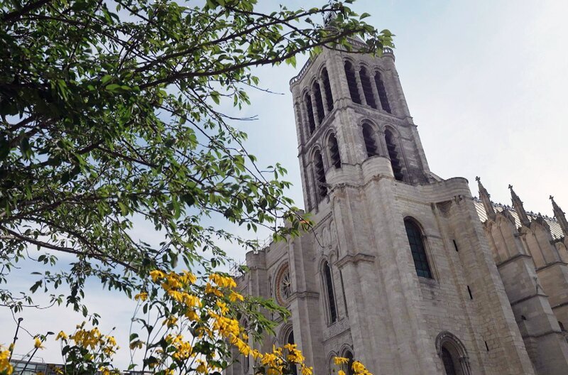 Mitte des 19. Jahrhunderts ließ sich in Saint-Denis eine Gemeinschaft von Bretonen nieder. Unterbezahlt, in miserablen Wohnverhältnissen lebend und oft diskriminiert, bildeten diese neuen Fabrikarbeiter die erste Zuwanderergeneration des Pariser Vororts. – Bild: Elephant Doc