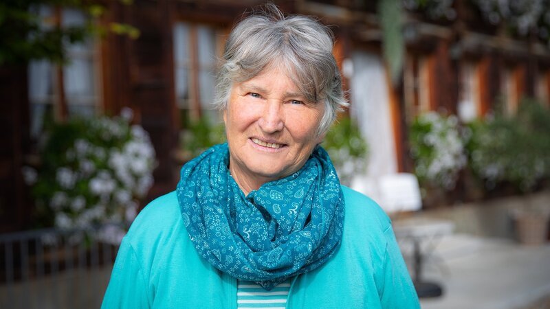 Susanne Schütz in ihrem Bio-Garten in Zollbrück (BE). – Bild: SRF