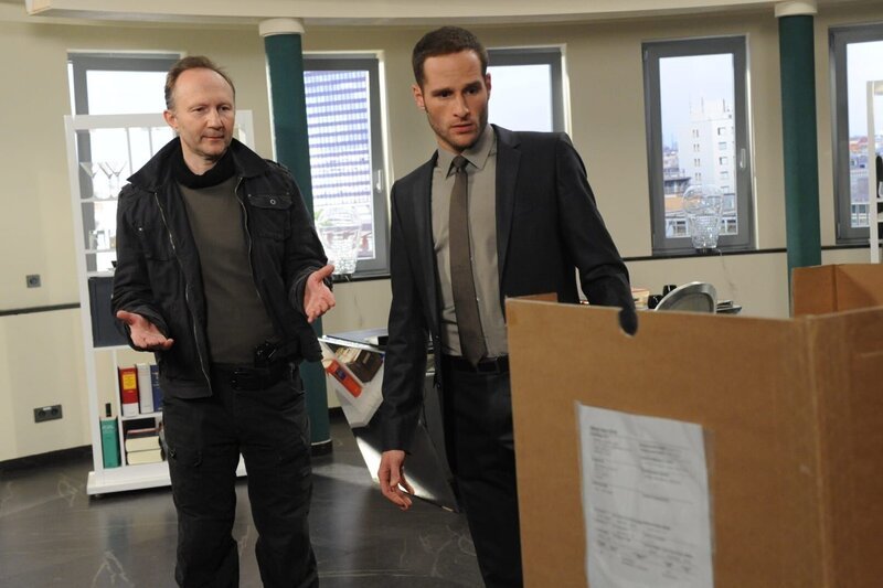 Volker Strecker (Alexander Hauff, l.) hat eine besondere Überraschung für David (Lee Rychter, r.) … – Bild: SAT.1 /​ Claudius Pflug