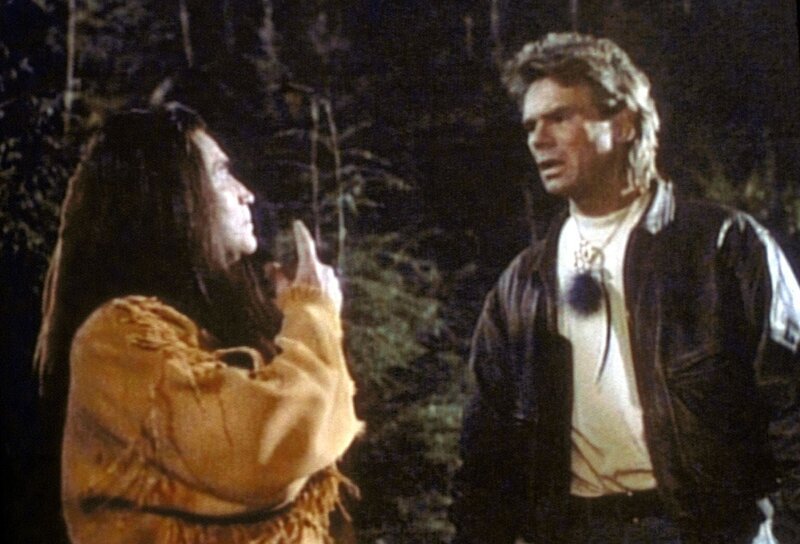 MacGyver (Richard Dean Anderson, r.) trifft sich im Wald mit dem Indianer Phil Crow (Gordon Tootoosis, l.). – Bild: ProSieben Media AG