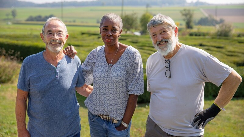 Marcel und Betty Meyer mit Heinz (Henri) Gallus im Labyrinthgarten in Diesse (BE). – Bild: SRF