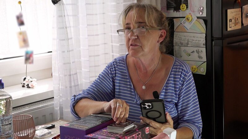 Eva hat ein neues Spiel bekommen, das auch ohne Mitspieler direkt getestet wird. Mithilfe ihres Handys bekommt die 58-Jährige Songtitel angespielt, die sie dann in die richtige chronologische Reihenfolge bringen muss. – Bild: RTLZWEI