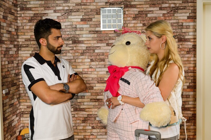 Can (Volkan Isbert) wird von Susi (Sarah Thonig) mit ihrem Plan überrumpelt, bei ihm in die WG zu ziehen. – Bild: RTL