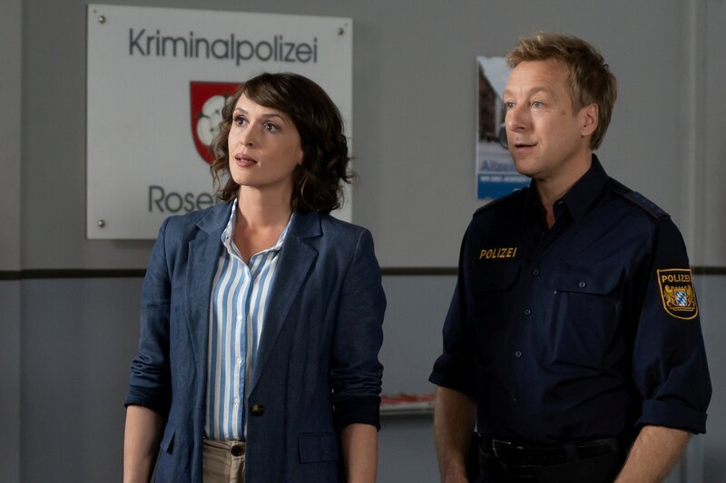 Kommissarin Andresen und Polizeihauptmeister Mohr sind gespannt auf die neuesten Informationen. – Bild: Linda Gschwentner /​ ZDF Enterprises GmbH