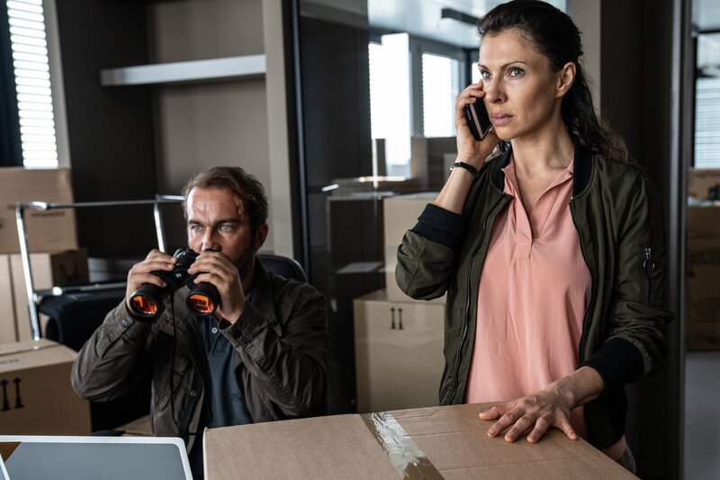 Mertens (Jens Münchow, l.); Regina Kleven (Jana Pallaske, r.) – Bild: SAT.1 /​ Wolfgang Ennenbach Eigenproduktionsbild frei