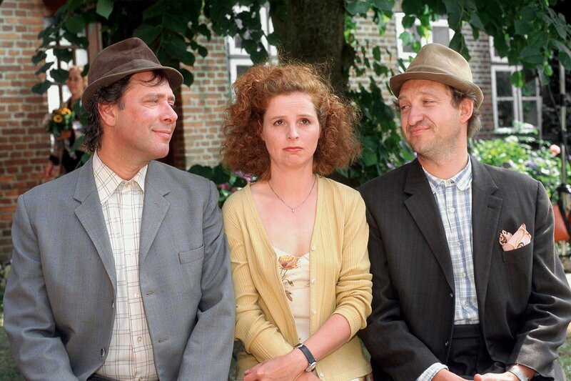 Bauer Brakelmann (Jan Fedder) und Freundfeind Tönnsen (Peter-Heinrich Brix) kommen sich beim Buhlen um die Hand der reichen Hoferbin Henrike Kümmseren (Heike Falkenberg) ins Gehege. – Bild: NDR/​Isa Walther