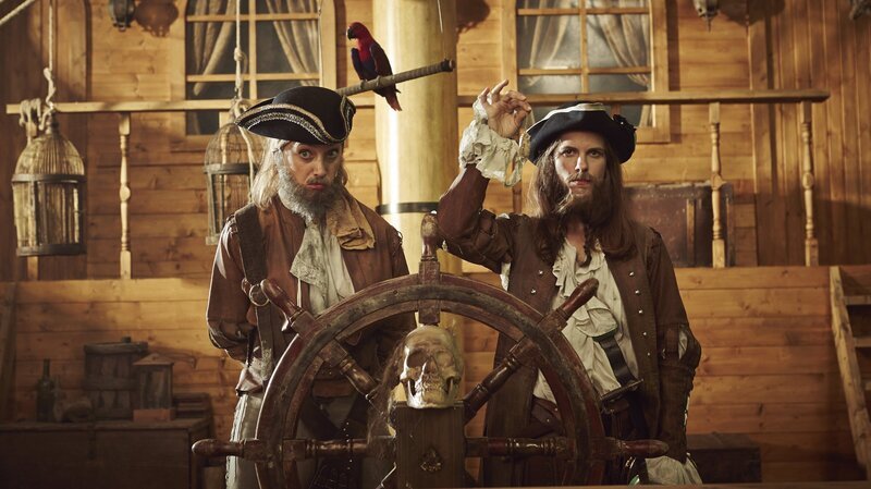 Judith Richter (l.) und Isabell Polak (r.) als „Mary Read“ und die berüchtigte Piratin „Anne Bonny“. – Bild: ZDF