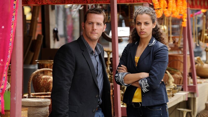 Detective Sergeant Gray Jackson (Graham Abbey) und Agent Khalida ‚Khali‘ Massi (Athena Karkanis). – Bild: AXN Black