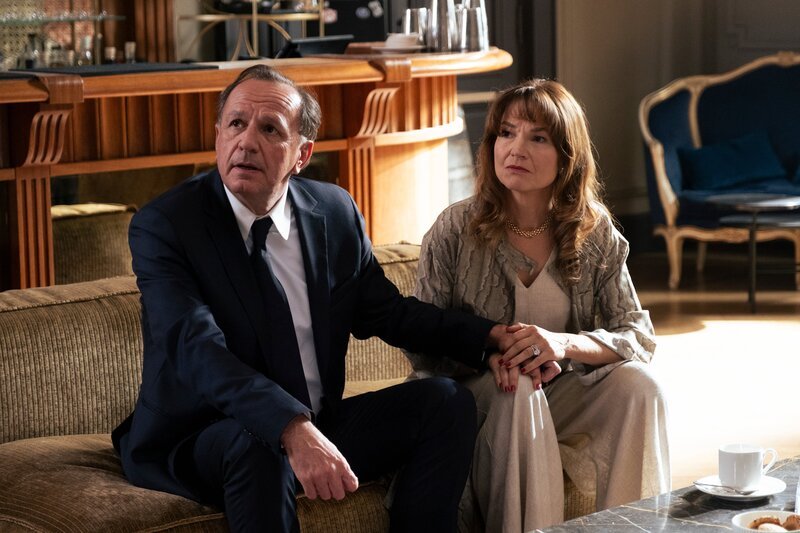 Ohne es mit den anderen betroffenen Eltern abzusprechen machen Amaury de Montchanin (Arnaud Viard, l.) vom französischen Konzern Dedal Industries und seine Frau (Karin Martin-Prevel) die Entführung ihres Sohnes Antoine publik. – Bild: Nicolas Velter /​ ZDF und Nicolas Velter