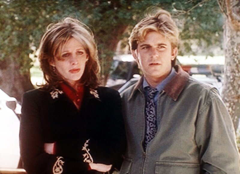 Jesse (Charlie Schlatter, r.) tröstet Krystie (Tracy Nelson, l.), die durch ihre übersinnlichen Fähigkeiten einen Mord „gesehen“ hat und deswegen jetzt in Schwierigkeiten steckt. – Bild: Sat.1 Gold