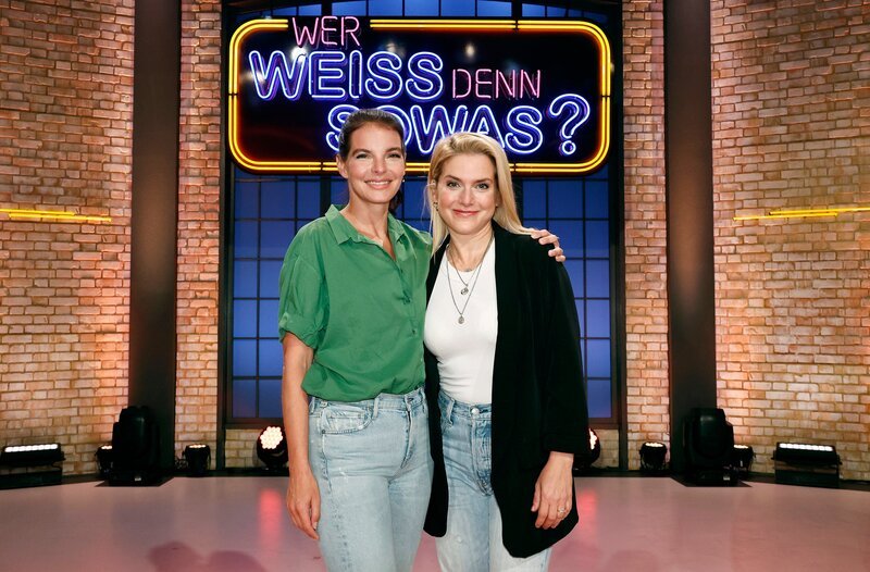 Sind bei „Wer weiß denn sowas?“ als Kandidatinnen zu Gast: Die Sängerin und Schauspielerin Yvonne Catterfeld (l.) und die Sängerin und Schauspielerin Jeanette Biedermann (r.). – Bild: ARD/​Morris Mac Matzen