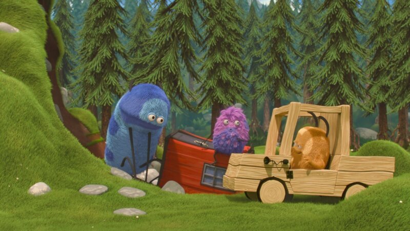Strit und eine Wald-Kuh blicken erstaunt auf Kiwis Holz-Auto – Bild: NDR/​Copenhagen Bombay Rights