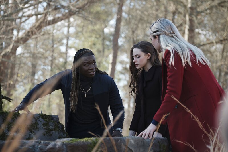 (v.l.n.r.) Kaleb Hawkins (Chris Lee); Hope Mikaelson (Danielle Rose Russell); Lizzie Saltzman (Jenny Boyd). – Bild: The CW Network, LLC. All rights reserved. Lizenzbild frei