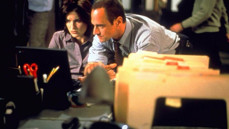 Detective Olivia Benson (Mariska Hargitay) und Detective Elliot Stabler (Christopher Meloni) finden heraus, dass die Pensionsinhaberin von ihrem Mann verlassen wurde und seither jedem männlichen Gast eindeutige sexuelle Offerten macht. – Bild: RTL/​Universal Studios/​MP