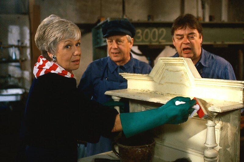 Bei Arbeitskräftemangel in der Tischlerei von Eberhard (Stephan Orlac, M.) und Heinz (Andreas Mannkopff, r.), greift auch schon mal Hannelore (Maria Sebaldt, l.) zum Pinsel, um Aufträge termingerecht zu bewerkstelligen. – Bild: ZDF und Terranova