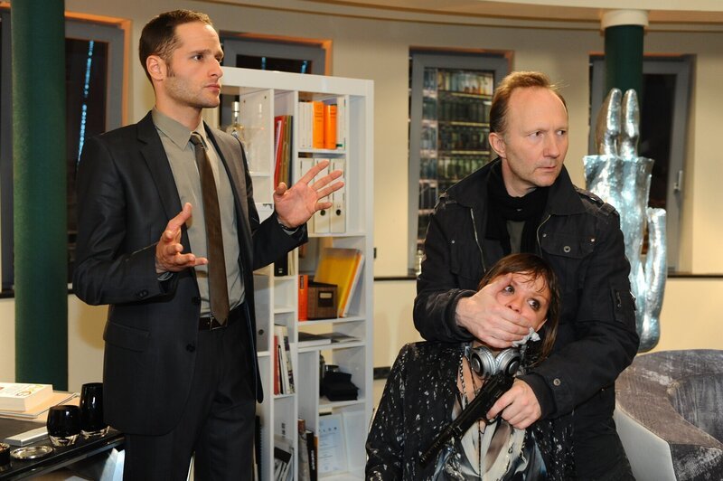 David (Lee Rychter, l.) und Volker Strecker (Alexander Hauff, r.) werden in ihrem Plan gestört – bedeutet das jetzt den Tod von Paule (Wanda Worch, M.) … – Bild: SAT.1 /​ Oliver Ziebe