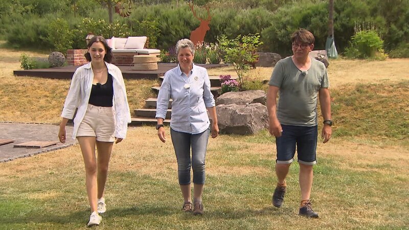 Zwei Jahre nach dem Gartenumbau besuchen die Gartenprofis ihre Auftraggeber, um zu sehen, was auch den Schmuckstücken geworden ist. René Pütz besichtigt den wilden Hanggarten von Verena Pawliska, Nicole Johag besucht das Hortensienmeer von Familie Beul, außerdem kehrt Frank Riese (r.) zurück zu Familie Kaiser (l.) und freut sich auf den 9000 qm großen Naturgarten in der Eifel. – Bild: ZDF