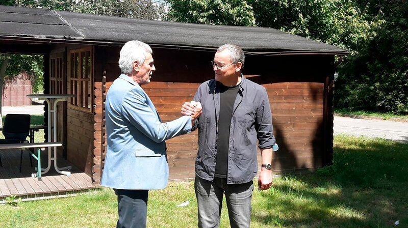 L-R: Gojko Mitić mit Knut Elstermann. – Bild: rbb/​Media Park GmbH