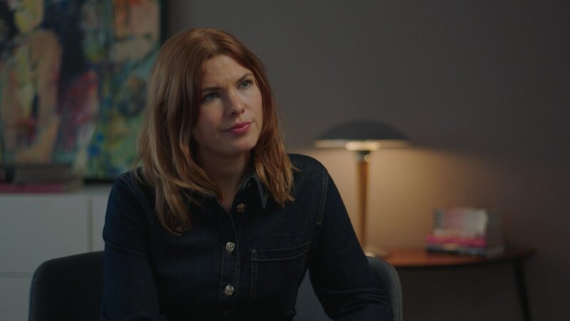 Helene Reiner in „XY Spuren des Verbrechens“ im Gespräch mit einem Betroffenen von einem wahren Entführungsfall. – Bild: ZDF
