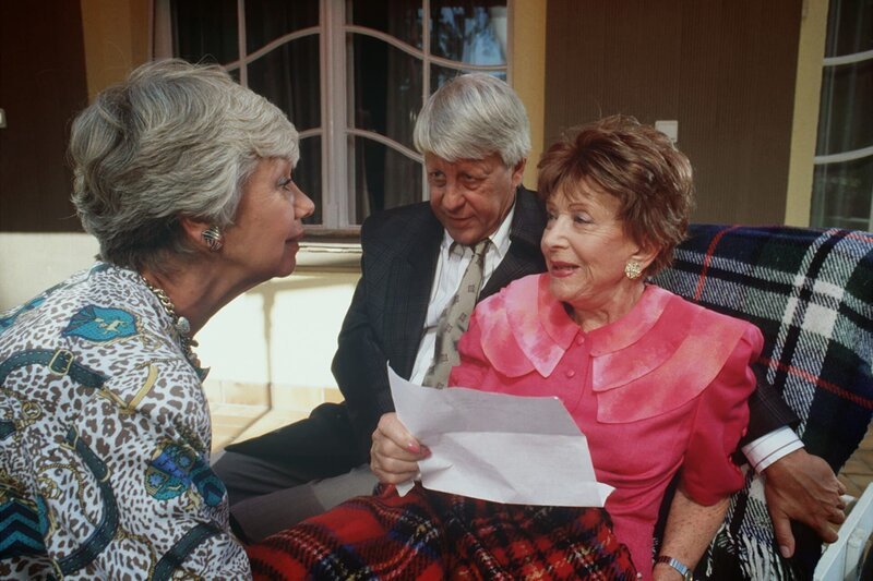 Hannelore und Eberhard überbringen Oma Käthe ein Dankschreiben des Bischofs. (v.l.: Maria Sebaldt, Stephan Orlac, Edith Schollwer). – Bild: ZDF und Terranova