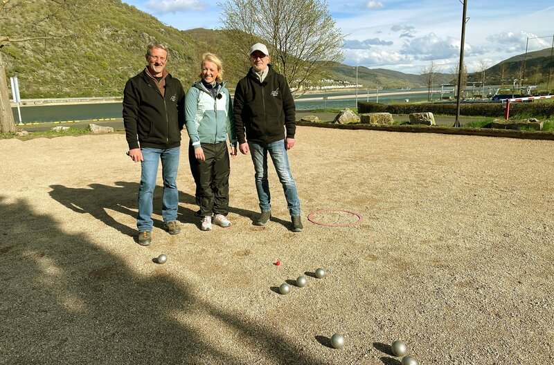 Anna Lena Dörr beim Petanque in Bacharach. – Bild: SWR/​Rolf Stephan