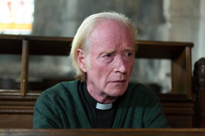 Father O’Brien (Struan Rodger) – Bild: ITV Studios Limited