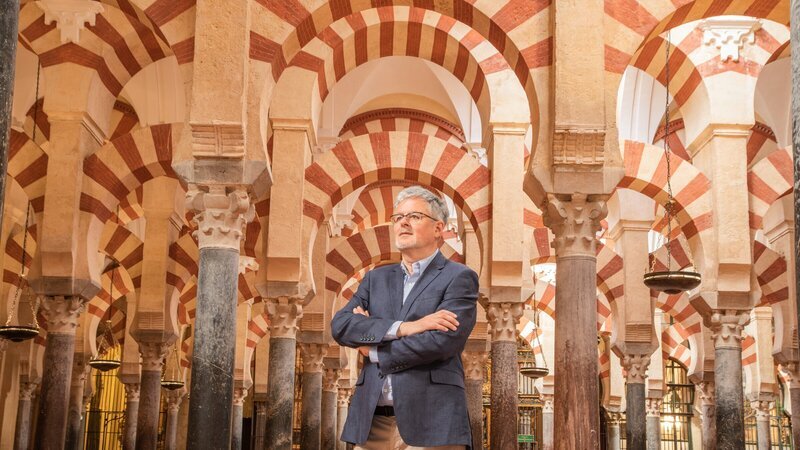 Moderator Christopher Clark in der Mezquita in Cordoba – Bild: ZDF