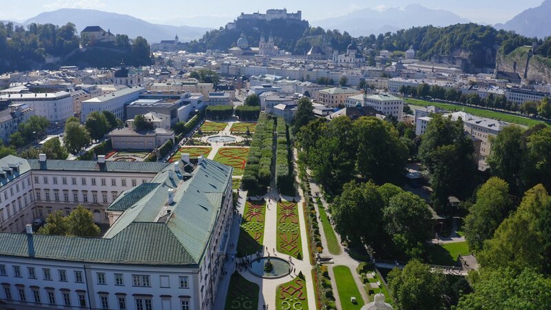 Schloss Mirabell mit seinen Gartenanlagen ist ein Renaissance-Juwel mit Heckentheater und Labyrinth, eingebettet in atemberaubender Stadtkulisse und Alpinlandschaft. – Bild: SRF/​Kurt Mayer Film