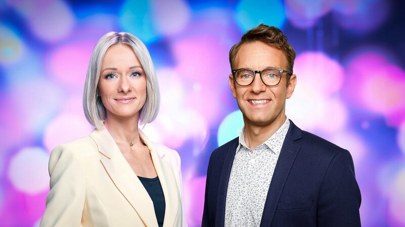 Gastgeber und Moderatoren der Show sind Peter Imhof und Christin Stark, die natürlich wieder den Gewinnerort mit seinen Besonderheiten und auch die Einwohner vorstellen werden. – Bild: MDR/​Hagen Wolf/​Alexander Frieder
